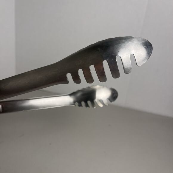 Le Creuset Locking Tongs Revolution 12" Stainless Steel Dull Tipped Scalloped - Picture 13 of 16